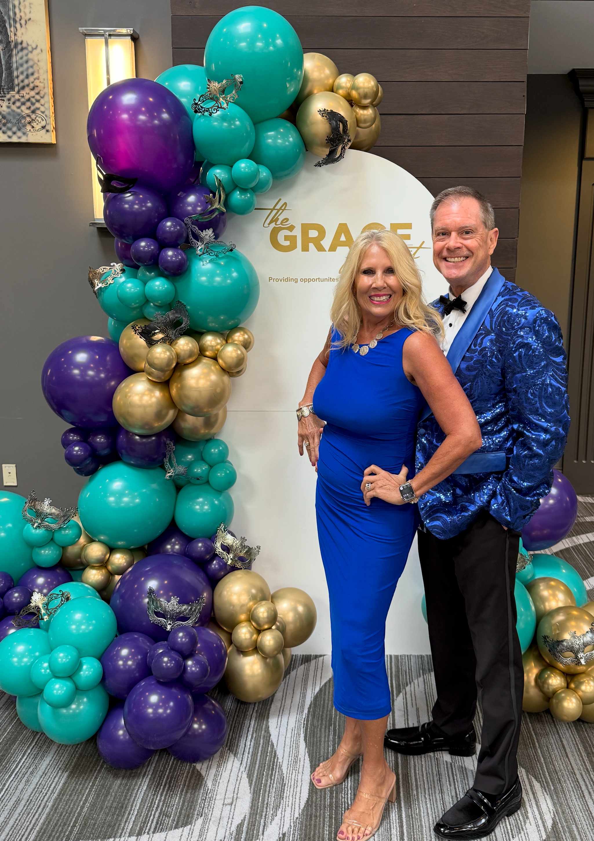 Couple at gala event with elegant balloon installation